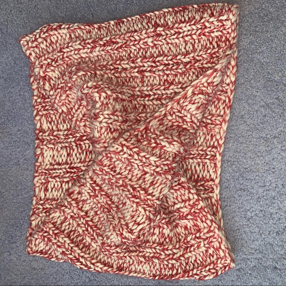 Gap twist scarf
